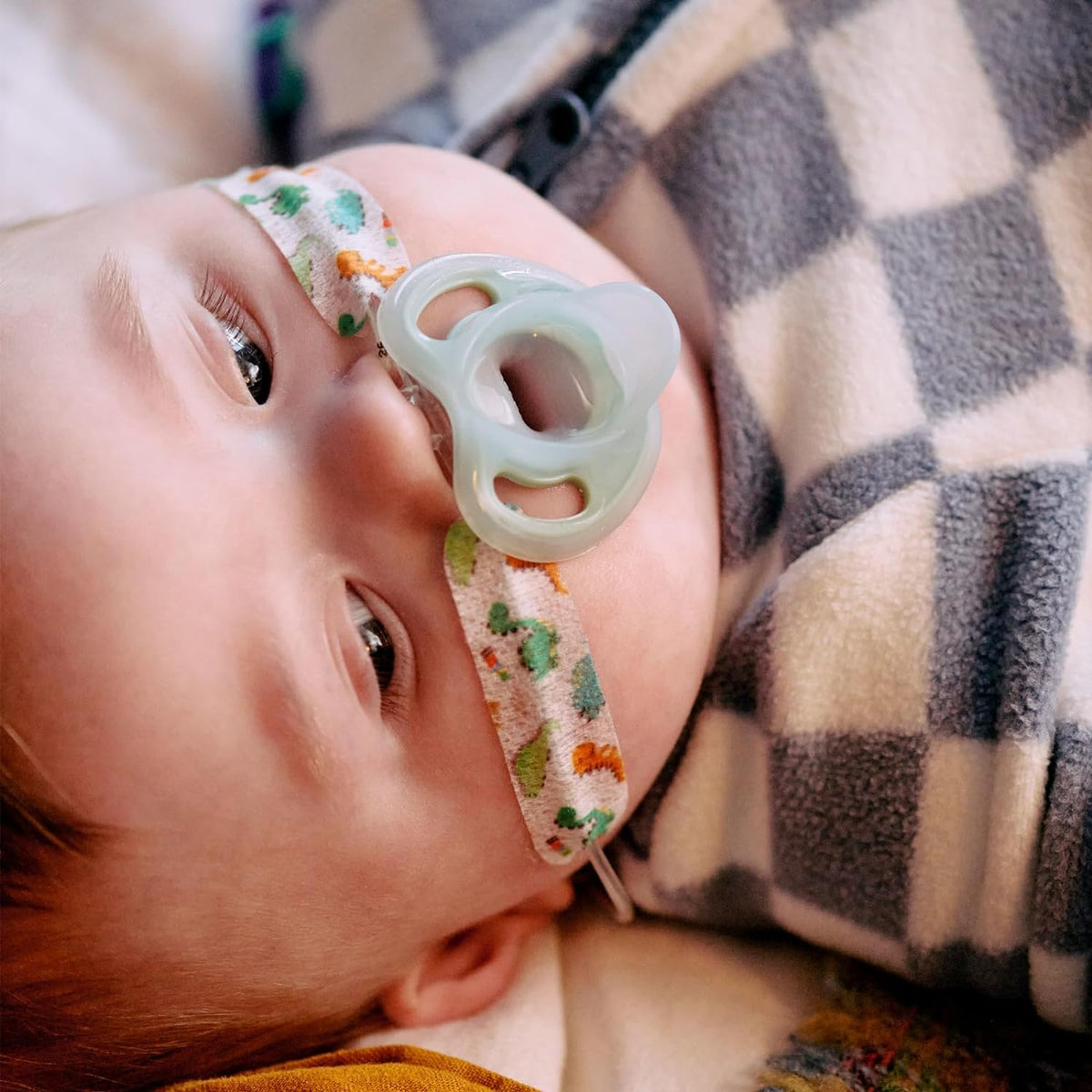 Tommee Tippee Ultra-Light Pacifier, 6-18 Months, Silicone, Pack of 4